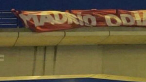 Jeziva poruka navijača Atletica pred madridski derbi: Objesili su lutku zvijezde Reala na mostu