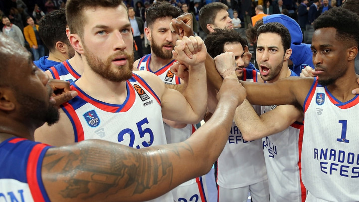 Anadolu Efes sutra igrače i trenere testira na koronavirus