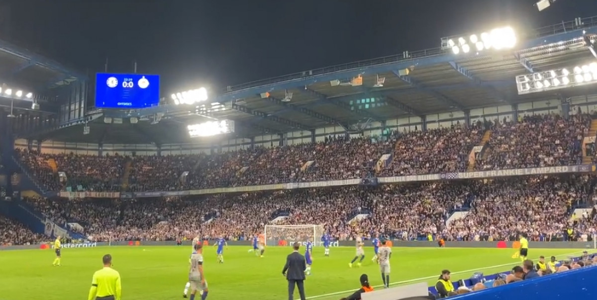 Neobična scena događala se na Stamford Bridgeu u 21. minuti Neobična scena događala se na Stamford Bridgeu u 21. minuti