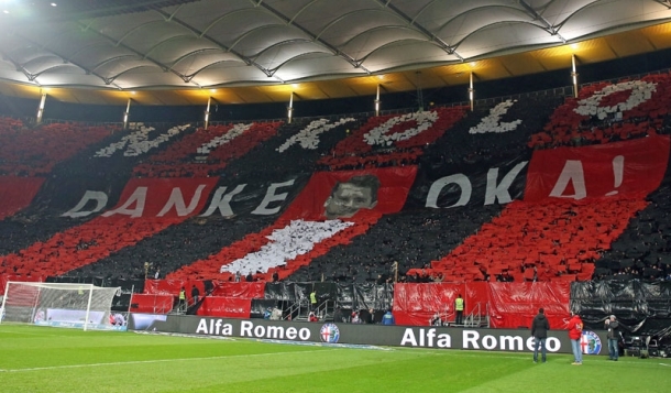 Koreografija navijača Eintrachta u čast Oke Nikolova
