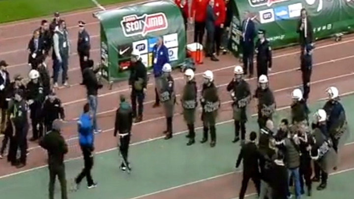 Odnijete su i korner zastavice: Haos na derbiju Panathinaikosa i Olympiakosa