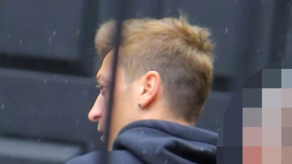 Nakon pet dana pojavio se Mesut Ozil