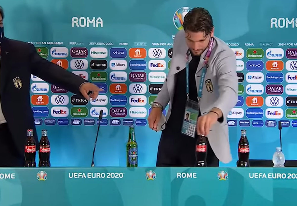 Junak Italije je, poput Ronalda, sklonio boce Coca-Cole Junak Italije je, poput Ronalda, sklonio boce Coca-Cole