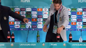 Junak Italije je, poput Ronalda, sklonio boce Coca-Cole