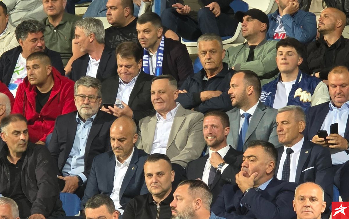 Mnogo poznatih lica na tribinama Pecare, neki ispred FK Sarajevo, a neki ispred NFSBiH Mnogo poznatih lica na tribinama Pecare, neki ispred FK Sarajevo, a neki ispred NFSBiH