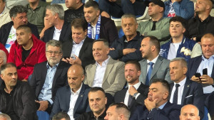 Mnogo poznatih lica na tribinama Pecare, neki ispred FK Sarajevo, a neki ispred NFSBiH