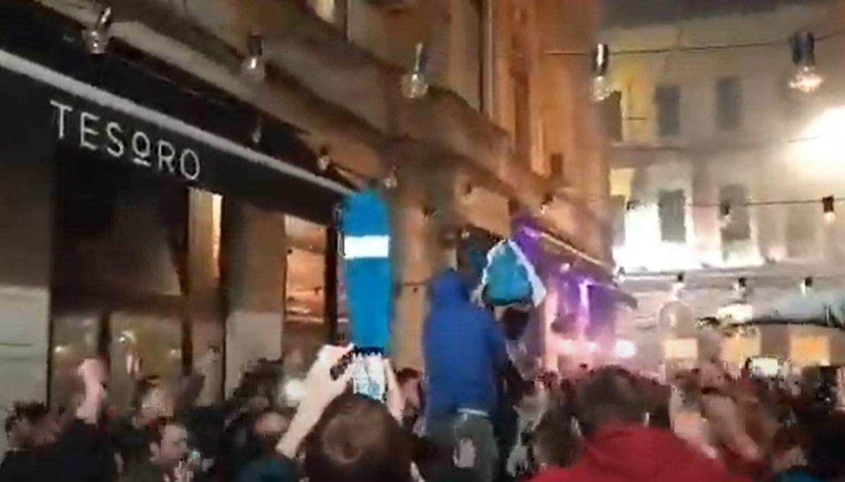 Kakve provokacije: Navijači Sarajeva nosili tabut plave boje!