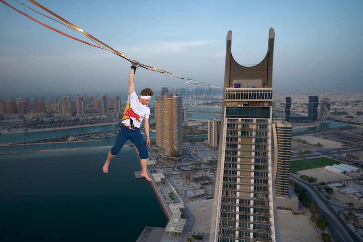 Jaan Roose u "šetnji po žici" u Kataru na visini većoj od 195 metara