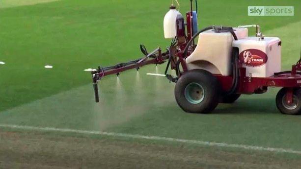 U Liverpoolu mogu odahnuti: Zbog čega Manchester United prska travnjak bijelim lukom?
