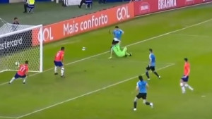 Sjećate li se najluđeg poteza Luisa Suareza? Tražio je penal jer je golman igrao rukom