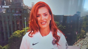 Bh. reprezentativac u emisiji uživo voditeljici poklonio dres i time je 'kupio' za sva vremena