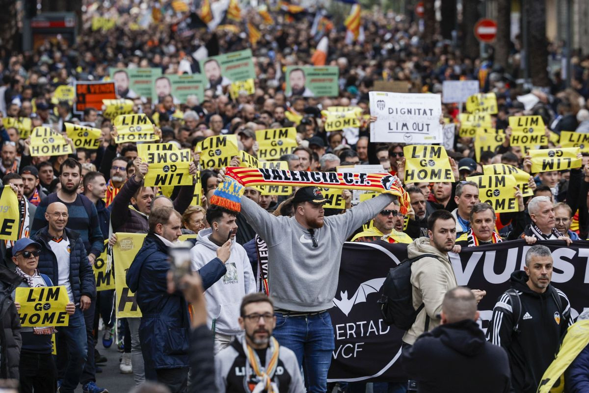 Represija nad navijačima ima novu dubinu: Navijači Valencije uhapšeni u Singapuru Represija nad navijačima ima novu dubinu: Navijači Valencije uhapšeni u Singapuru