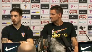 "Vidiš, Šime, ona tamo skroz desno me jučer masirala!"