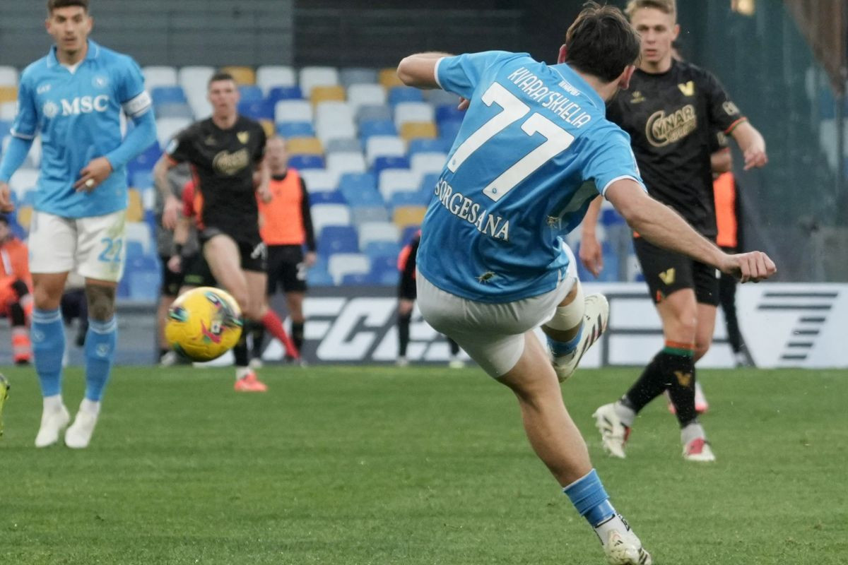 Ništa od Uniteda, ali ni od ostanka u Napoliju: Kvaratskhelia uskoro u novom klubu? Ništa od Uniteda, ali ni od ostanka u Napoliju: Kvaratskhelia uskoro u novom klubu?