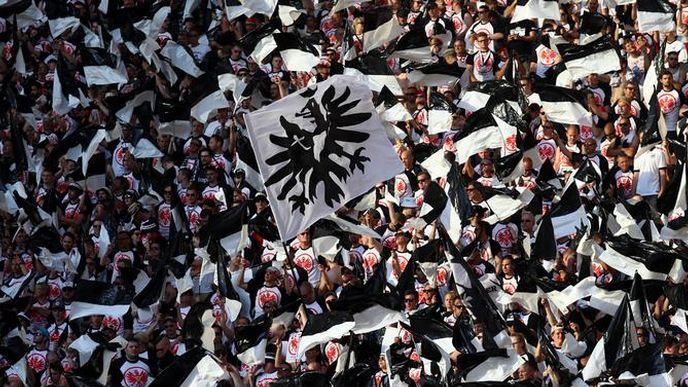 Navijači odgodili početak utakmice u Frankfurtu
