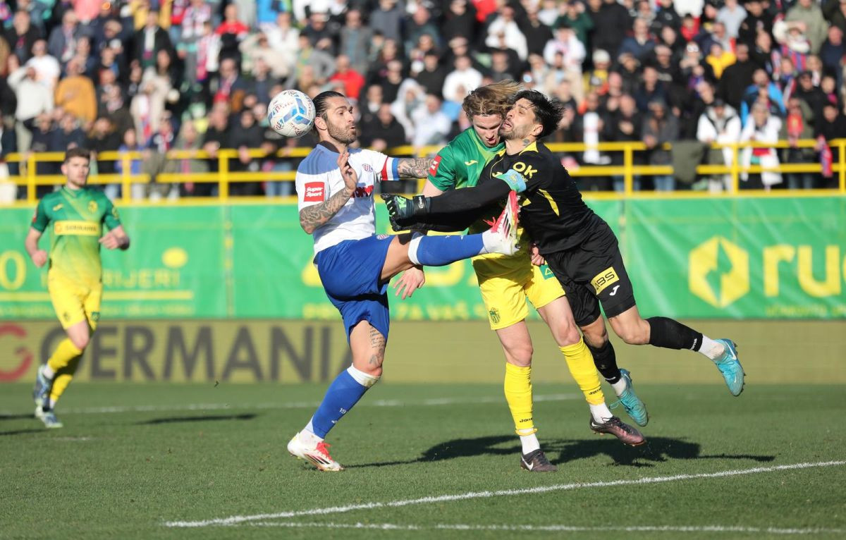 Na utakmici Istra - Hajduk bačena nova mrlja na HNL! Na utakmici Istra - Hajduk bačena nova mrlja na HNL!