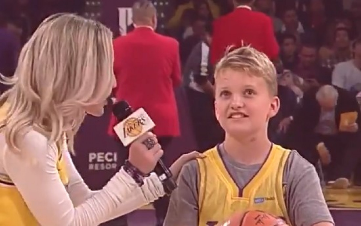 Čak su i NBA zvijezde u čudu gledale šta desetogodišnjak pogađa na parketu