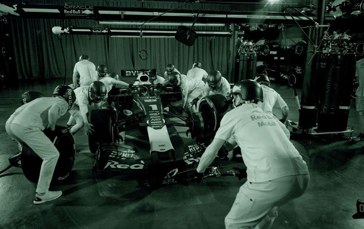 Mehaničari Red Bull Racinga zamijenili gume na F1 bolidu u mraku za 2,84 sekunde
