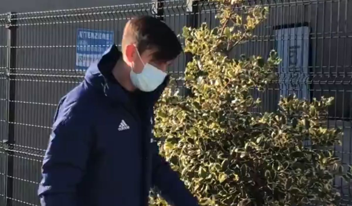 Dybala šepajući stigao na pregled, smogao je snage za pozdrav 