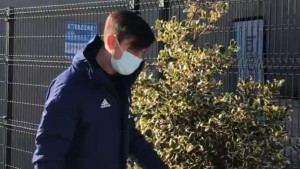 Dybala šepajući stigao na pregled, smogao je snage za pozdrav 