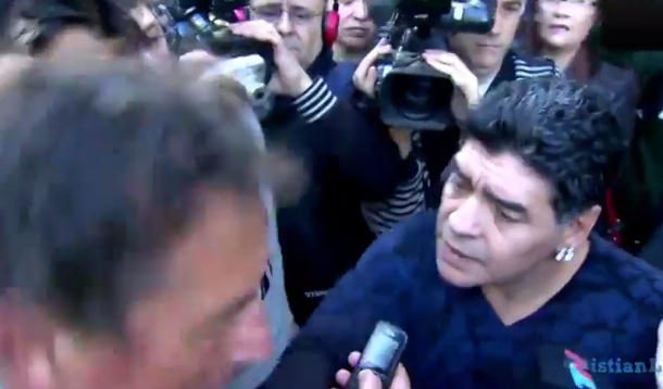 Ponovo skandal: Nervozni Maradona ošamario novinara Ponovo skandal: Nervozni Maradona ošamario novinara