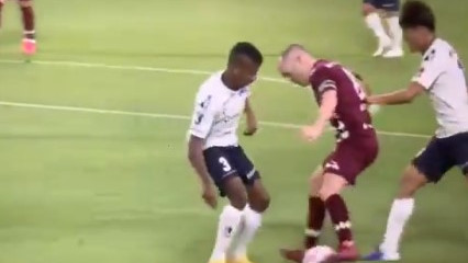 Andres Iniesta se jednostavno poigrava s protivnicima