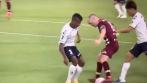 Andres Iniesta se jednostavno poigrava s protivnicima