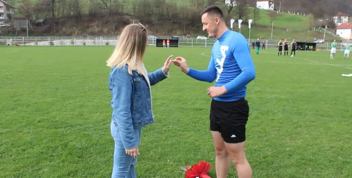 Romantičar iz Olova: Nogometaš Stupčanice na poluvremenu zaprosio djevojku