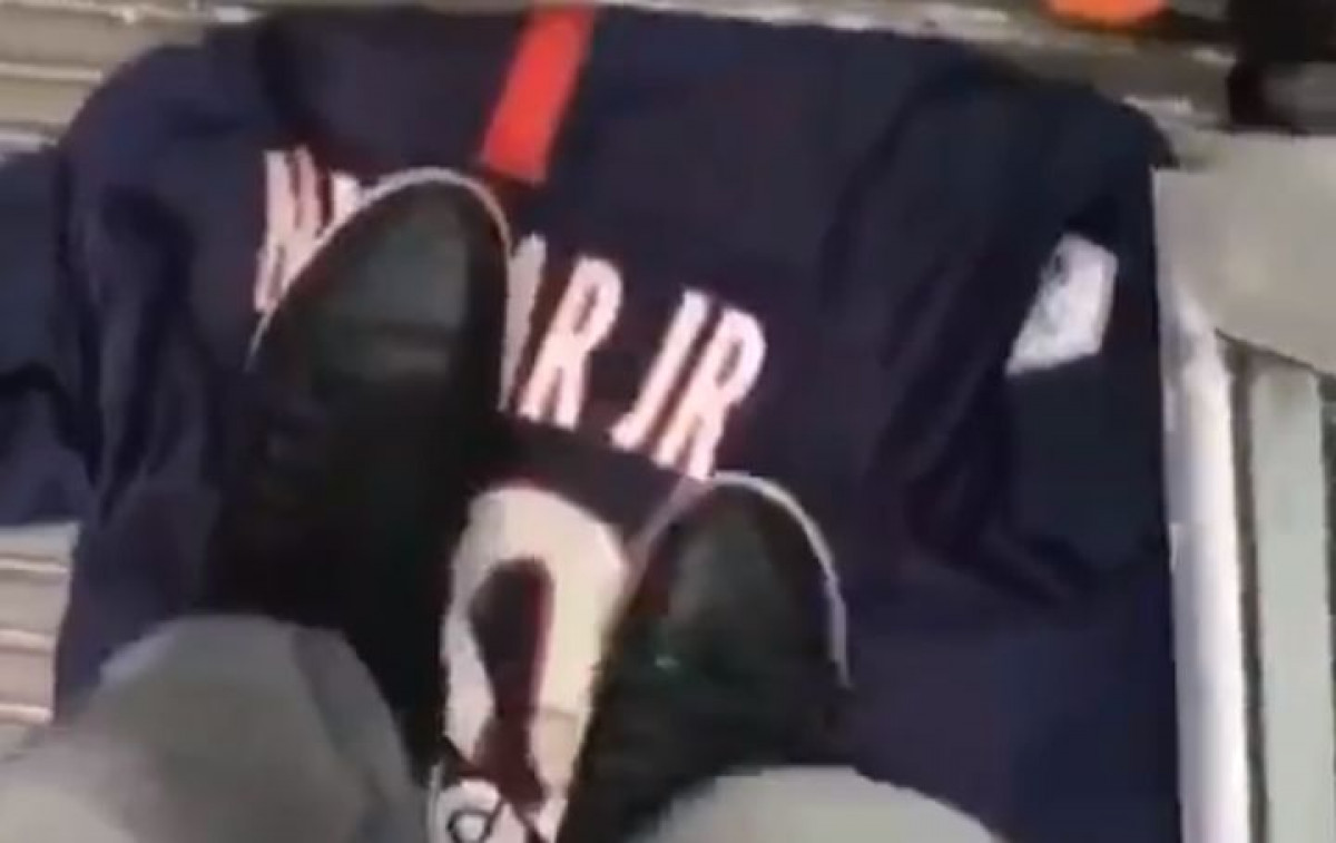 Na ulazu u fan shop Marseillea postavljen dres Neymara kao otirač za obuću