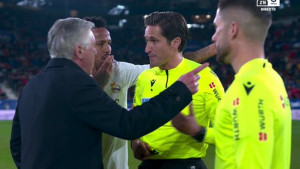 Dugo ga ovakvog nismo vidjeli: Ancelotti "skače za vrat" sudiji odmah nakon što je odsvirao kraj