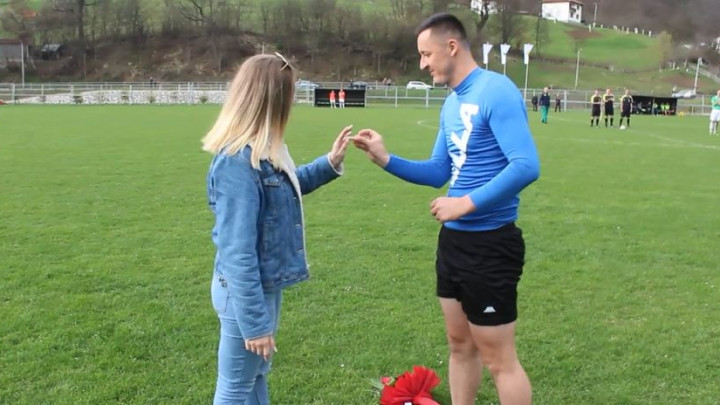 Romantičar iz Olova: Nogometaš Stupčanice na poluvremenu zaprosio djevojku