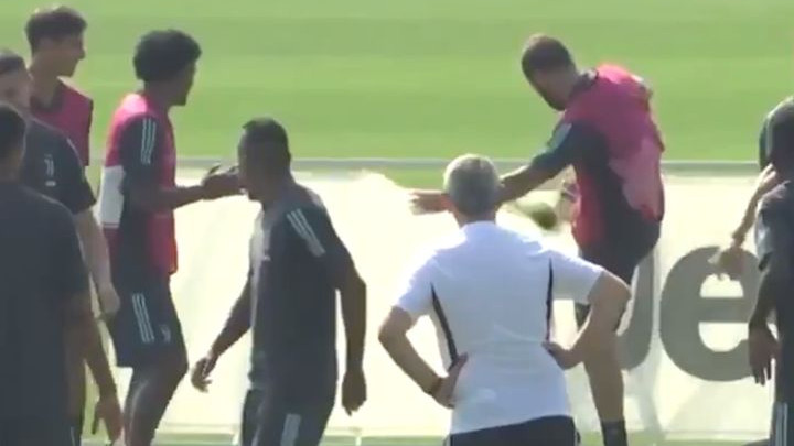 Higuain "poludio" na treningu: Udario pomoćnog trenera, pa nastavio udarati reklamu
