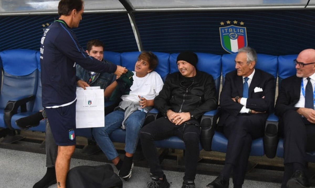 Siniša Mihajlović u posjeti italijanskoj reprezentaciji, Mancini mu dao poseban poklon