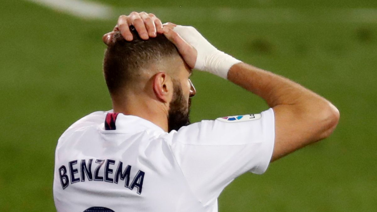 Zašto Benzema uvijek igra s bandažom na desnoj ruci? Zašto Benzema uvijek igra s bandažom na desnoj ruci?