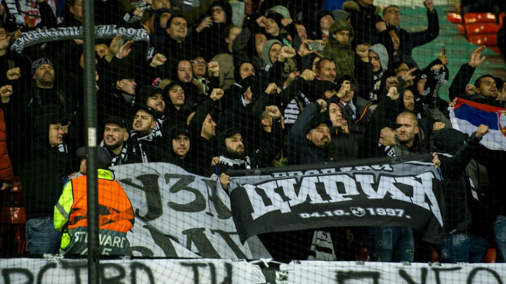 Holanđani u šoku: Navijači Partizana napravili skandal ispred haškog zatvora