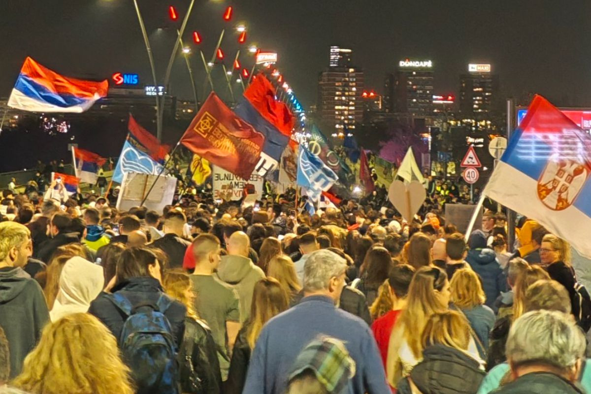 More ljudi ruši Vučića u Beogradu, među njima je i neuništiva legenda: Brutalno je prozvao izdajnika More ljudi ruši Vučića u Beogradu, među njima je i neuništiva legenda: Brutalno je prozvao izdajnika