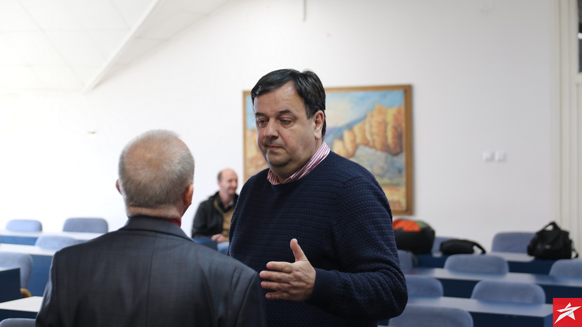 Uprava Slobode odbila sjediti u VIP loži: "Ne prihvatamo podjelu Tuzlaka" Uprava Slobode odbila sjediti u VIP loži: "Ne prihvatamo podjelu Tuzlaka"