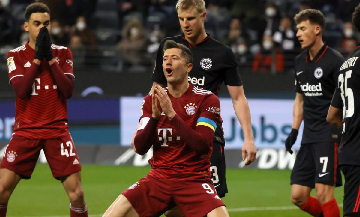 Lewandowski nosio kapitensku traku u bojama Ukrajine, pa se oglasio na Instagramu Lewandowski nosio kapitensku traku u bojama Ukrajine, pa se oglasio na Instagramu