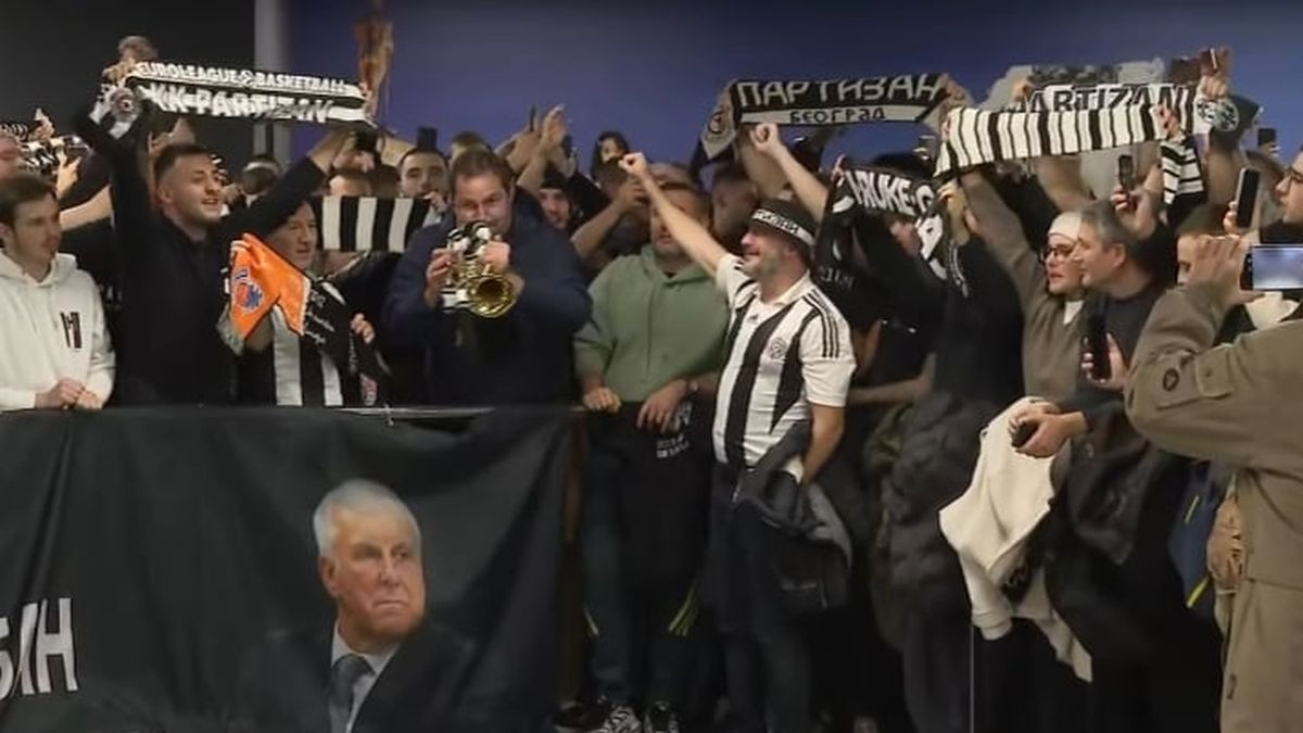 Niko nema što ima Partizan: Himna Crno-bijelih odjekivala aerodromom Nikola Tesla!