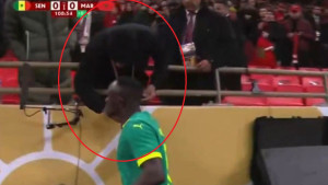 Otkriven identitet čovjeka zbog kojeg su se Senegalci vratili na teren, riječ je o velikoj legendi!