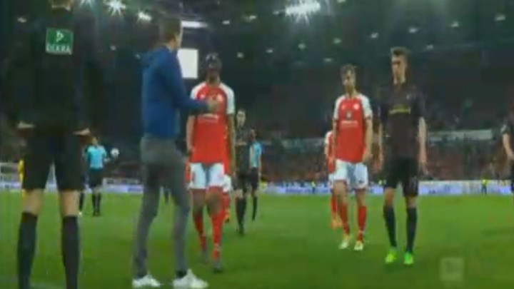 Presedan u Bundesligi: VAR vratio fudbalere iz svlačionice!