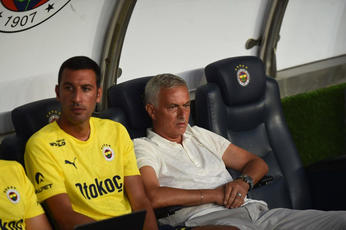 Veliki Jose Mourinho večeras se naklonio fudbalskoj ikoni Edinu Džeki: "Taj čovjek..." Veliki Jose Mourinho večeras se naklonio fudbalskoj ikoni Edinu Džeki: "Taj čovjek..."
