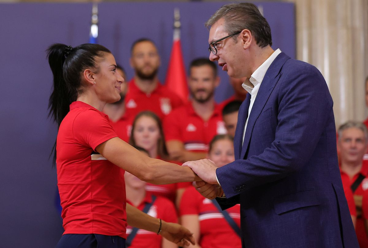 Poklonila je medalju Vučiću, a sada ga je blamažom izdala kao niko drugi: "Zakasnila si, gospođo!"