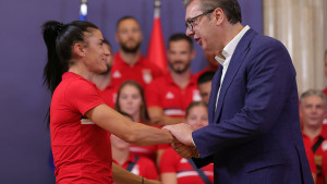 Poklonila je medalju Vučiću, a sada ga je blamažom izdala kao niko drugi: "Zakasnila si, gospođo!"