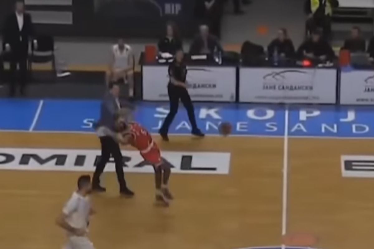 Kakve scene iz Makedonije: Trener ušao na teren, te grubo faulirao protivničkog košarkaša
