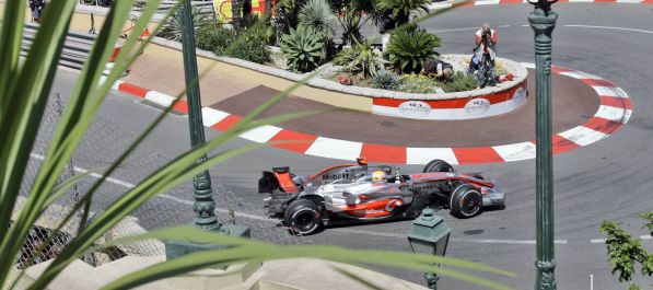 Hamilton najbrži, oštećena oba Renaulta