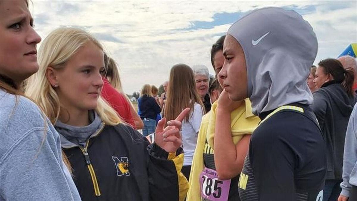 Tinejdžerka pobijedila pa diskvalifikovana jer je nosila hidžab 