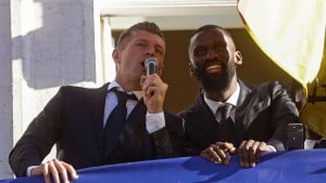 U srcu Madrida hiljade navijača skandira "Toni ostani", a onda je Kroos uzeo mikrofon u ruke 