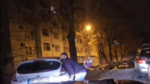 Snimljen trenutak kako Kolašinac podiže automobil na ulici: "Nema bahaćenja kad je on tu"