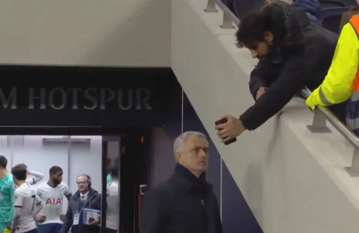 Komična selfie scena između Mourinha i navijača